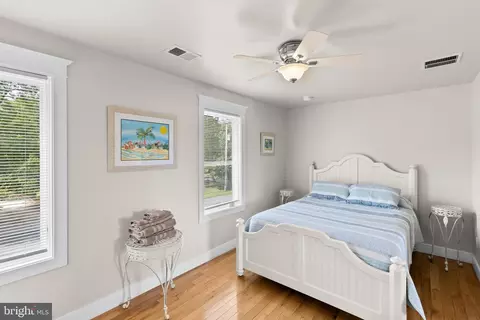 Bedroom - 3733 Thomas Point Rd, Annapolis, MD 21403 photo 5 of 5