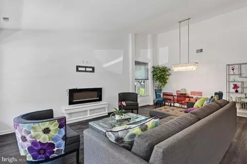 Living - 924 Shipmaster Ct, Annapolis, MD 21401 photo 1 of 1