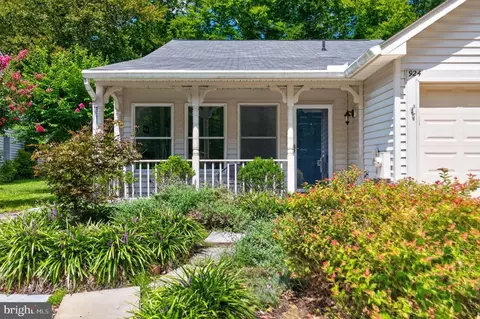 Exterior - 924 Shipmaster Ct, Annapolis, MD 21401 photo 2 of 12