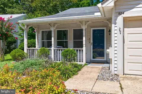 Exterior - 924 Shipmaster Ct, Annapolis, MD 21401 photo 3 of 12