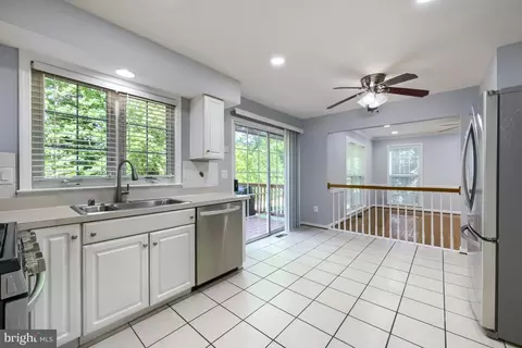 Entry Way - 8012 Middlebury Dr, Pasadena, MD 21122 photo 2 of 3