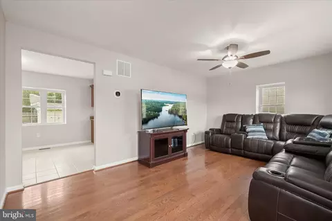 Entry Way - 305 Bishop Ave, Baltimore, MD 21225 photo 2 of 10
