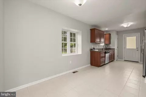 Entry Way - 305 Bishop Ave, Baltimore, MD 21225 photo 6 of 10
