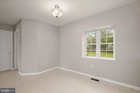 Entry Way - 305 Bishop Ave, Baltimore, MD 21225 photo 7 of 10