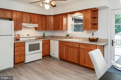 Kitchen - 141 Delaware Ave, Pasadena, MD 21122 photo 2 of 2