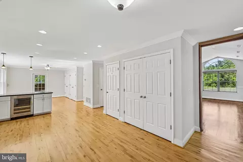 Entry Way - 683 Powhatan Beach Rd, Pasadena, MD 21122 photo 4 of 6