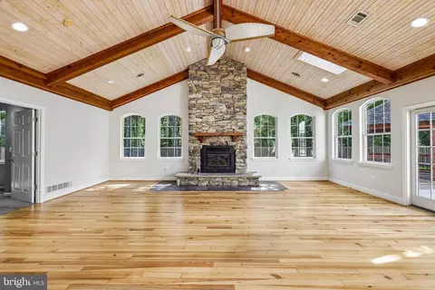 Living - 683 Powhatan Beach Rd, Pasadena, MD 21122 photo 9 of 11