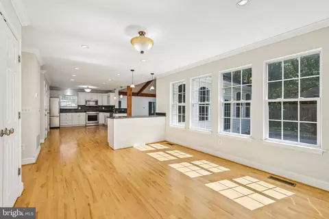 Living - 683 Powhatan Beach Rd, Pasadena, MD 21122 photo 10 of 11