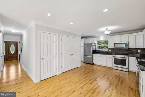 Entry Way - 683 Powhatan Beach Rd, Pasadena, MD 21122 photo 3 of 6