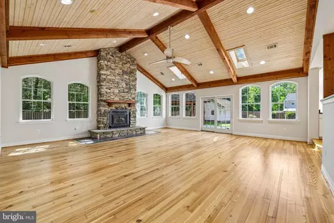 Living - 683 Powhatan Beach Rd, Pasadena, MD 21122 photo 7 of 11