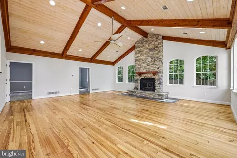 Living - 683 Powhatan Beach Rd, Pasadena, MD 21122 photo 6 of 11