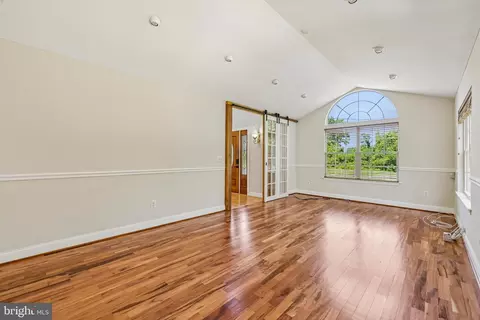 Living - 683 Powhatan Beach Rd, Pasadena, MD 21122 photo 2 of 11