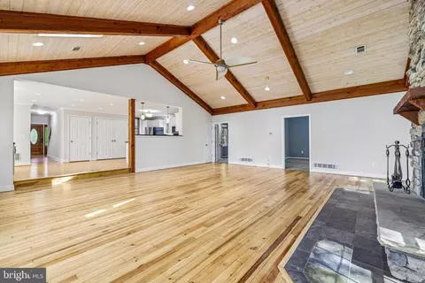 Living - 683 Powhatan Beach Rd, Pasadena, MD 21122 photo 8 of 11