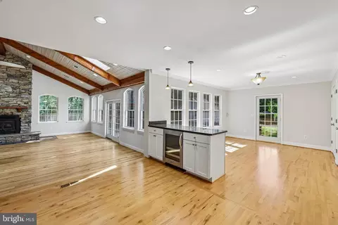Living - 683 Powhatan Beach Rd, Pasadena, MD 21122 photo 11 of 11