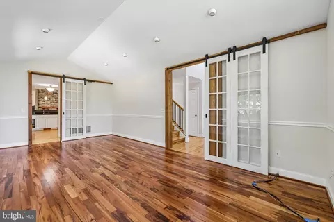 Living - 683 Powhatan Beach Rd, Pasadena, MD 21122 photo 5 of 11