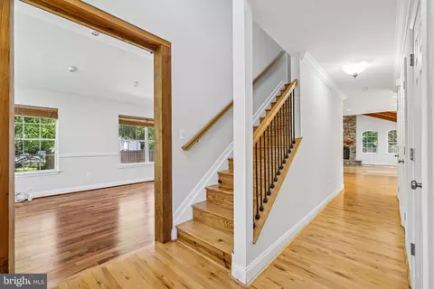 Entry Way - 683 Powhatan Beach Rd, Pasadena, MD 21122 photo 2 of 6