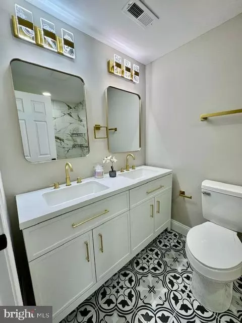 Bath - 117 Doris Ave, Baltimore, MD 21225 photo 1 of 4
