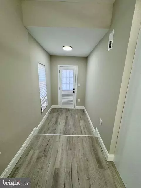 Entry Way - 117 Doris Ave, Baltimore, MD 21225 photo 6 of 12