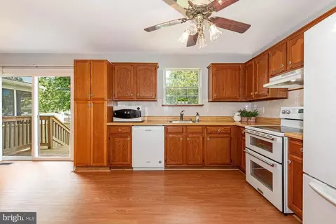 Kitchen - 998 Pebblestone Rd, Pasadena, MD 21122 photo 2 of 2