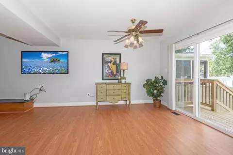 Living - 998 Pebblestone Rd, Pasadena, MD 21122 photo 3 of 4