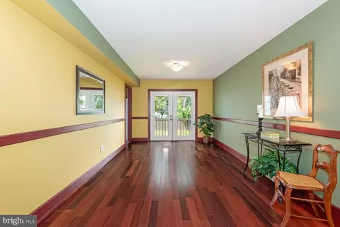 Entry Way - 998 Pebblestone Rd, Pasadena, MD 21122 photo 2 of 3