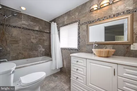 Bath - 851 Selby Blvd, Edgewater, MD 21037 photo 2 of 2