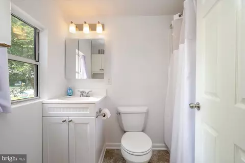 Bath - 851 Selby Blvd, Edgewater, MD 21037 photo 1 of 2