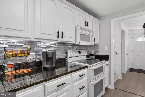 Kitchen - 7915 Kings Bench Pl, Pasadena, MD 21122 photo 5 of 5