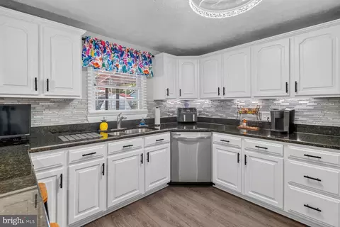 Kitchen - 7915 Kings Bench Pl, Pasadena, MD 21122 photo 3 of 5