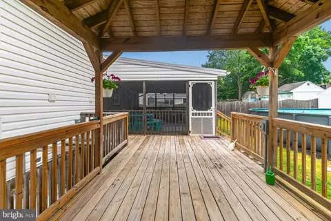 Exterior - 7915 Kings Bench Pl, Pasadena, MD 21122 photo 7 of 12