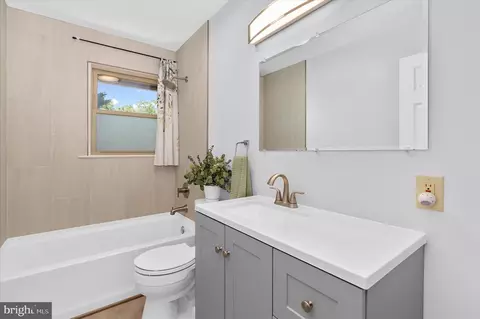 Bath - 1000 Lakeview Ln, Annapolis, MD 21409 photo 1 of 2