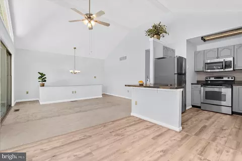 Living - 1000 Lakeview Ln, Annapolis, MD 21409 photo 2 of 5