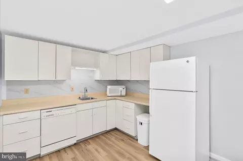 Kitchen - 1000 Lakeview Ln, Annapolis, MD 21409 photo 2 of 2