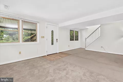 Living - 1000 Lakeview Ln, Annapolis, MD 21409 photo 4 of 5