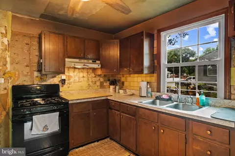 Kitchen - 10 Winding Woods Way, Pasadena, MD 21122 photo 2 of 3