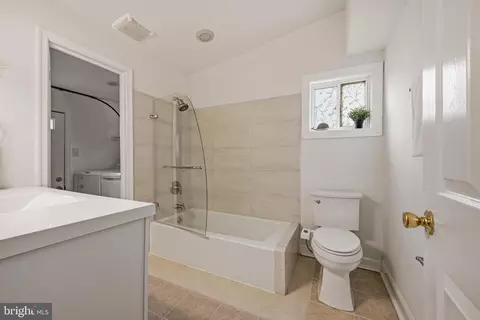 Bath - 1815 Glenarm Rd, Edgewater, MD 21037 photo 3 of 3