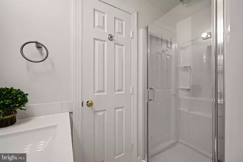 Bath - 1815 Glenarm Rd, Edgewater, MD 21037 photo 2 of 3