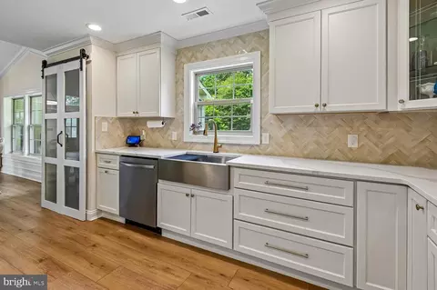 Kitchen - 1438 Brewer Neck Rd, Pasadena, MD 21122 photo 2 of 2