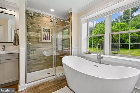 Bath - 1438 Brewer Neck Rd, Pasadena, MD 21122 photo 2 of 4