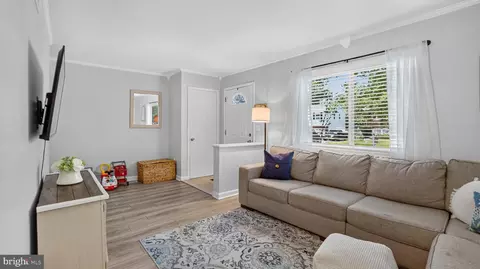 Entry Way - 415 Fairmount Dr, Edgewater, MD 21037 photo 3 of 8