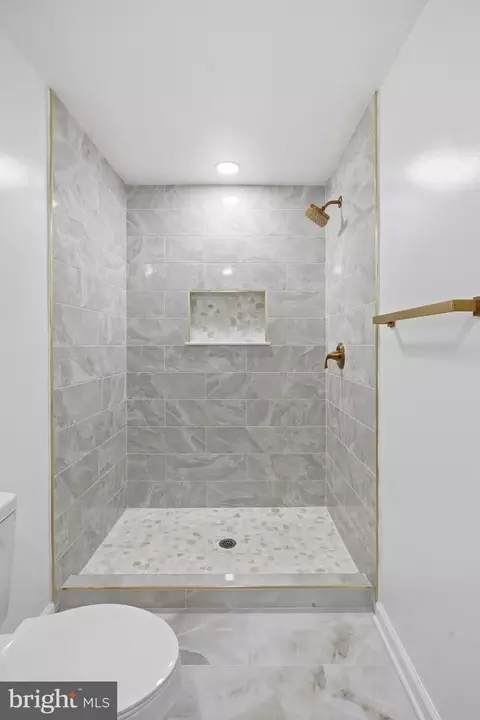 Bath - 896 Forest Ln, Hanover, MD 21076 photo 4 of 6