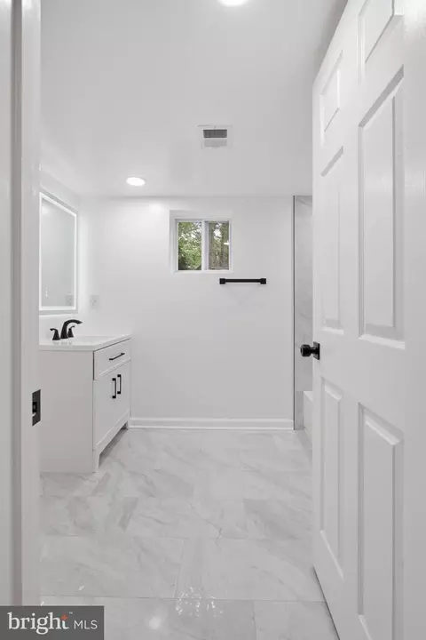 Bath - 896 Forest Ln, Hanover, MD 21076 photo 5 of 6