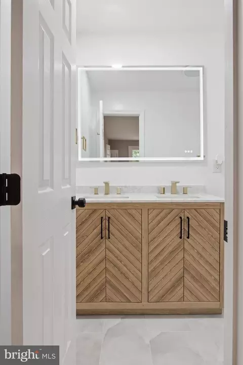 Bath - 896 Forest Ln, Hanover, MD 21076 photo 3 of 6