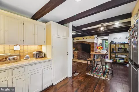 Entry Way - 355 Broadview Ln, Annapolis, MD 21401 photo 4 of 8