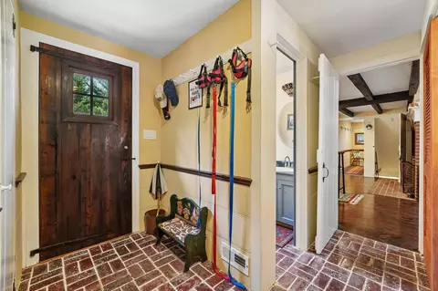 Entry Way - 355 Broadview Ln, Annapolis, MD 21401 photo 6 of 8