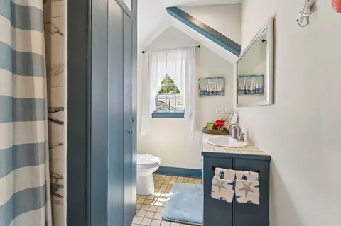 Bath - 355 Broadview Ln, Annapolis, MD 21401 photo 2 of 3