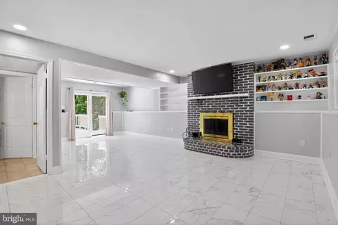 Living - 303 Ternwing Dr, Arnold, MD 21012 photo 3 of 6