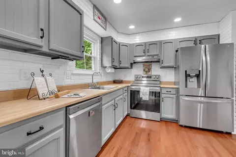 Kitchen - 1109 Silverleaf Dr, Arnold, MD 21012 photo 1 of 2