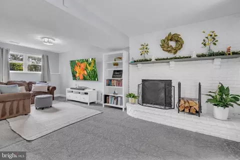 Living - 1109 Silverleaf Dr, Arnold, MD 21012 photo 1 of 1