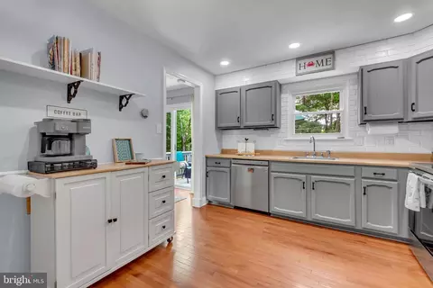 Kitchen - 1109 Silverleaf Dr, Arnold, MD 21012 photo 2 of 2